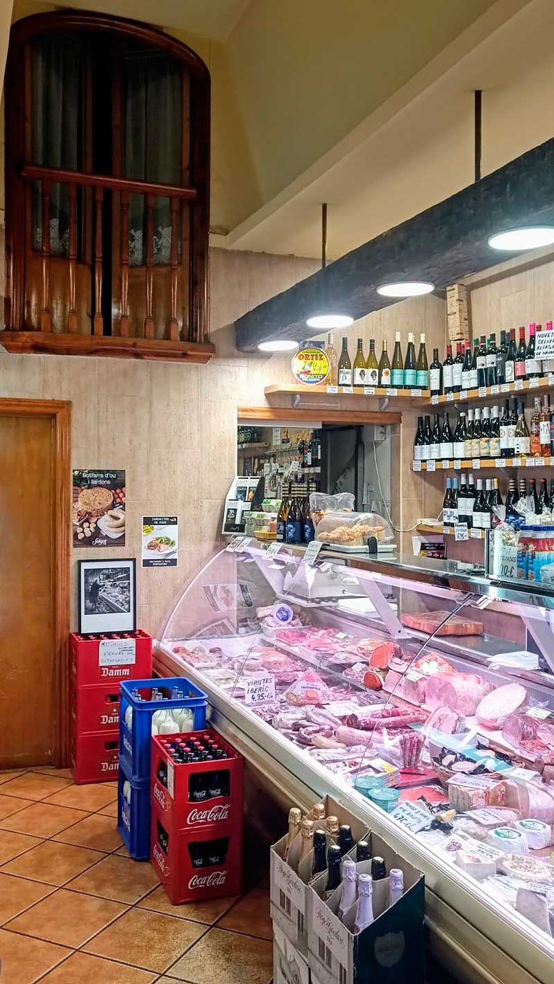 Mostrador de tienda con quesos y conservas gourmet