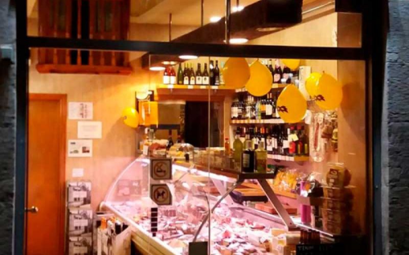 Charcutería y mostrador de productos