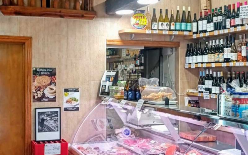 Mostrador de tienda con quesos y conservas gourmet
